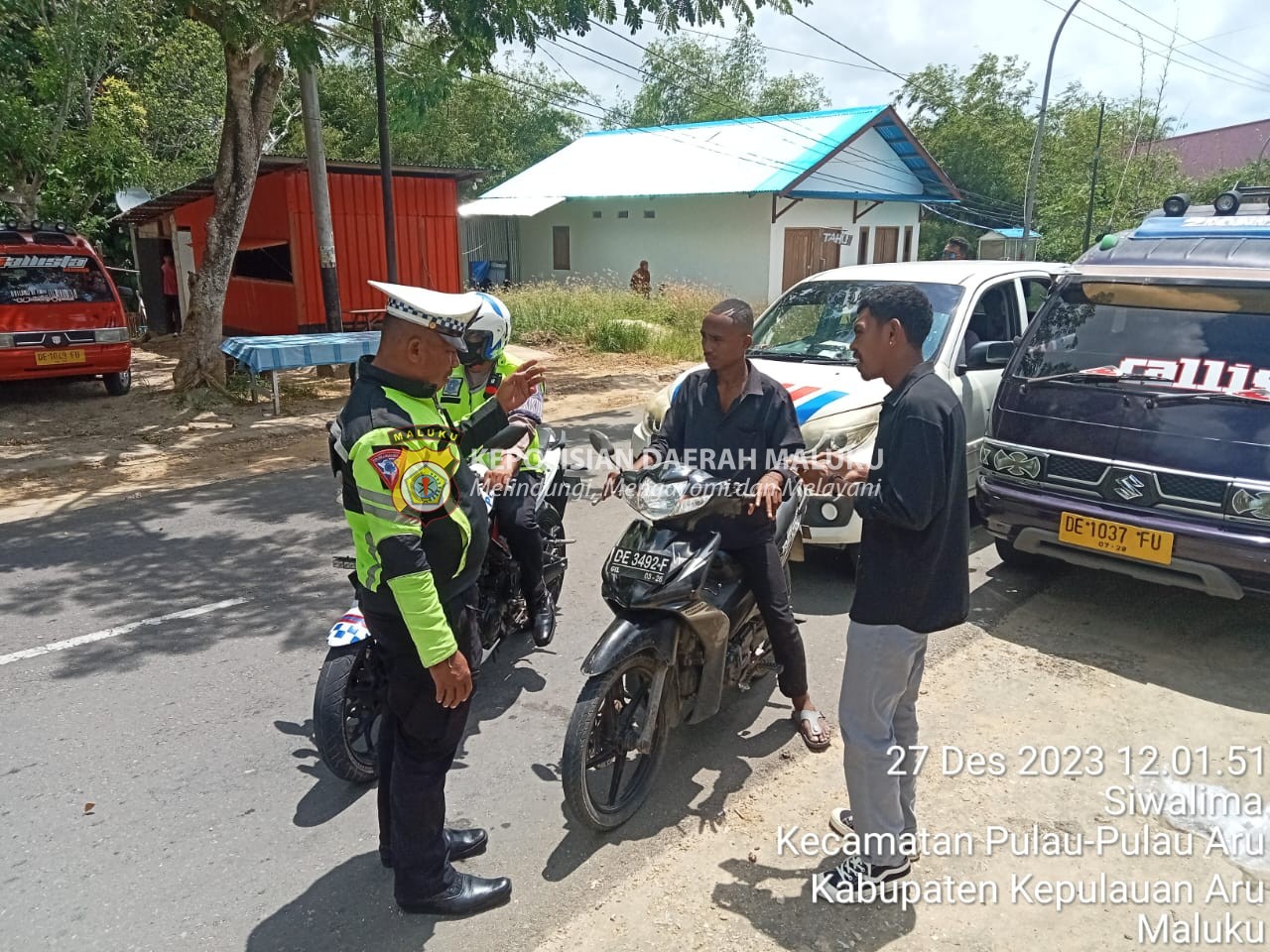 Teguran Pada Pengendara R2 Oleh Sat Lantas Polres Kepulauan Aru Pada Pelaksanaan Patroli Seputaran Kota Dobo.