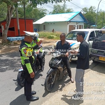 Teguran Pada Pengendara R2 Oleh Sat Lantas Polres Kepulauan Aru Pada Pelaksanaan Patroli Seputaran Kota Dobo.