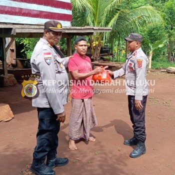 Sat Binmas Polres MBD Gelar Penyaluran Bantuan Sosial Sebagai Bentuk Kepedulian Kepada Warga