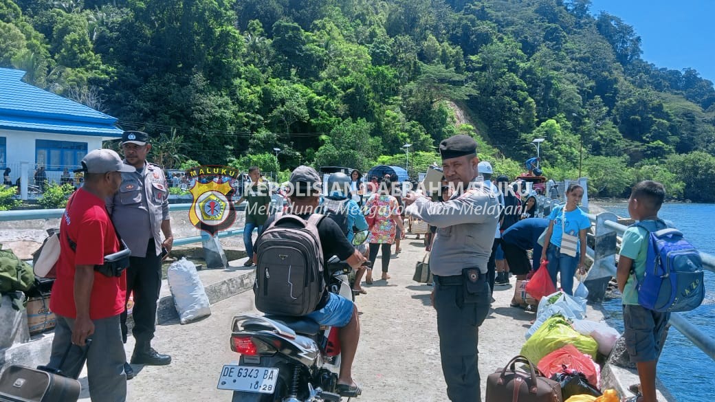 Polsek Nusalaut Lakukan Pengamanan di Dermaga Ferry