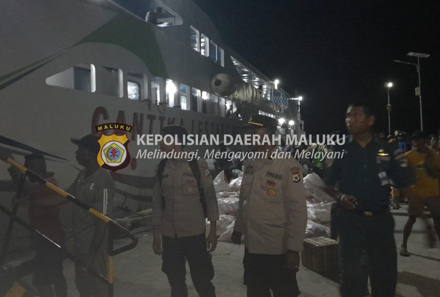 Personel Pos Pelayanan Operasi Lilin Salawaku 2023 Awasi dan Pantau Aktifitas Penumpang di Pelabuhan Laut Kaiwatu