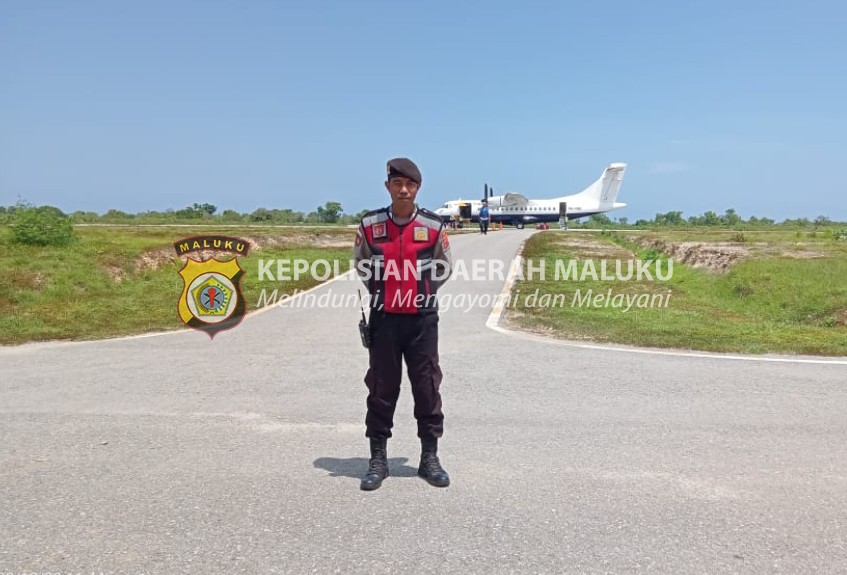 Personel Pos Pelayanan Operasi Lilin Salawaku 2023 Polres MBD Amankan dan Awasi Aktifitas Penumpang di Bandara