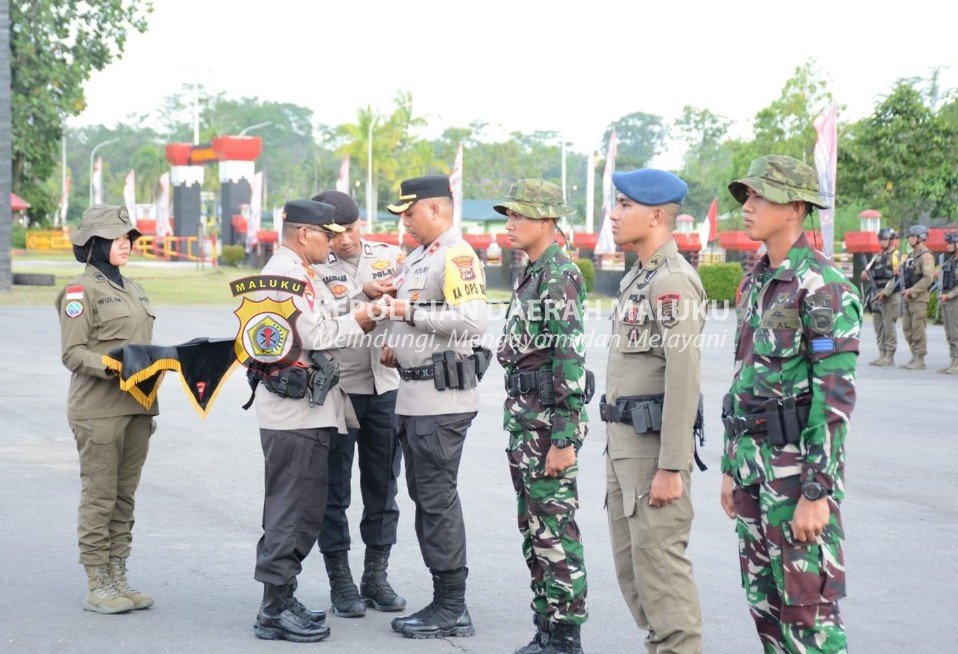 Kapolri Beri Penghargaan Pin Emas Kepada Prajurit TNI dan Anggota Polri yang tergabung dalam Satgas Operasi Damai Cartenz 2023