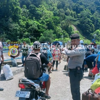 Polsek Nusalaut Lakukan Pengamanan di Dermaga Ferry