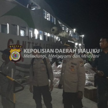 Personel Pos Pelayanan Operasi Lilin Salawaku 2023 Awasi dan Pantau Aktifitas Penumpang di Pelabuhan Laut Kaiwatu