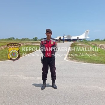 Personel Pos Pelayanan Operasi Lilin Salawaku 2023 Polres MBD Amankan dan Awasi Aktifitas Penumpang di Bandara