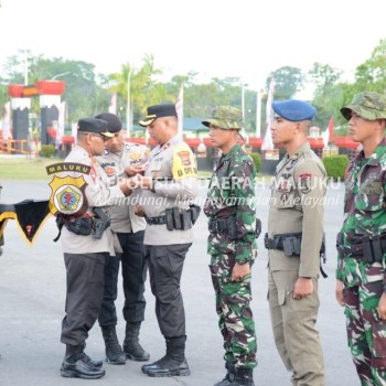 Kapolri Beri Penghargaan Pin Emas Kepada Prajurit TNI dan Anggota Polri yang tergabung dalam Satgas Operasi Damai Cartenz 2023