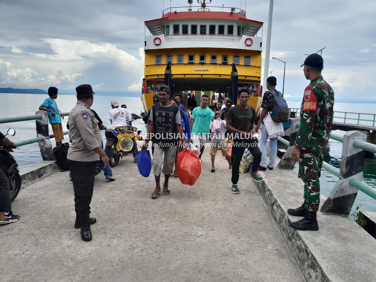 Personil Gabungan TNI-Polri Lakukan Pengamanan Kedatangan Ferry di Pelabuhan Penyeberangan Nusa Laut