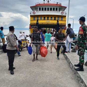 Personil Gabungan TNI-Polri Lakukan Pengamanan Kedatangan Ferry di Pelabuhan Penyeberangan Nusa Laut