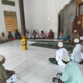 Polsek Werinama Gelar Jumat Curhat di Masjid Desa Binaan