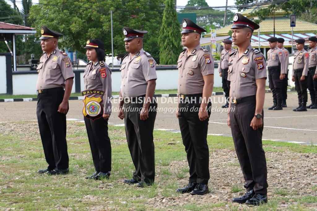 Kapolres SBT Pimpin Upacara Kenaikan Pangkat Personel