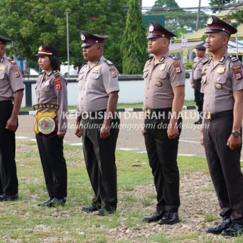 Kapolres SBT Pimpin Upacara Kenaikan Pangkat Personel