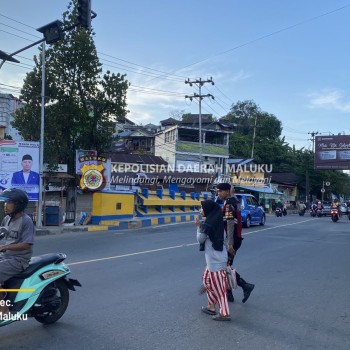 Personil Samapta Polresta Ambon laksanakan Pengaturan Lalu Lintas di Pagi Hari