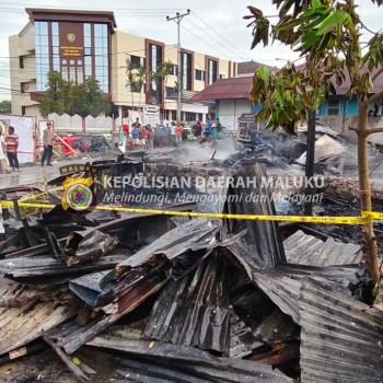 Polsek Sirimau turun TKP Kebakaran Rumah sekaligus tempat usaha milik warga