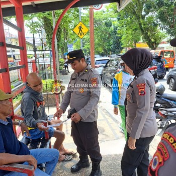 Ajak Warga Jaga Kamtibmas, Satgas OMB Salawaku Bagi-bagi Brosur di Ambon