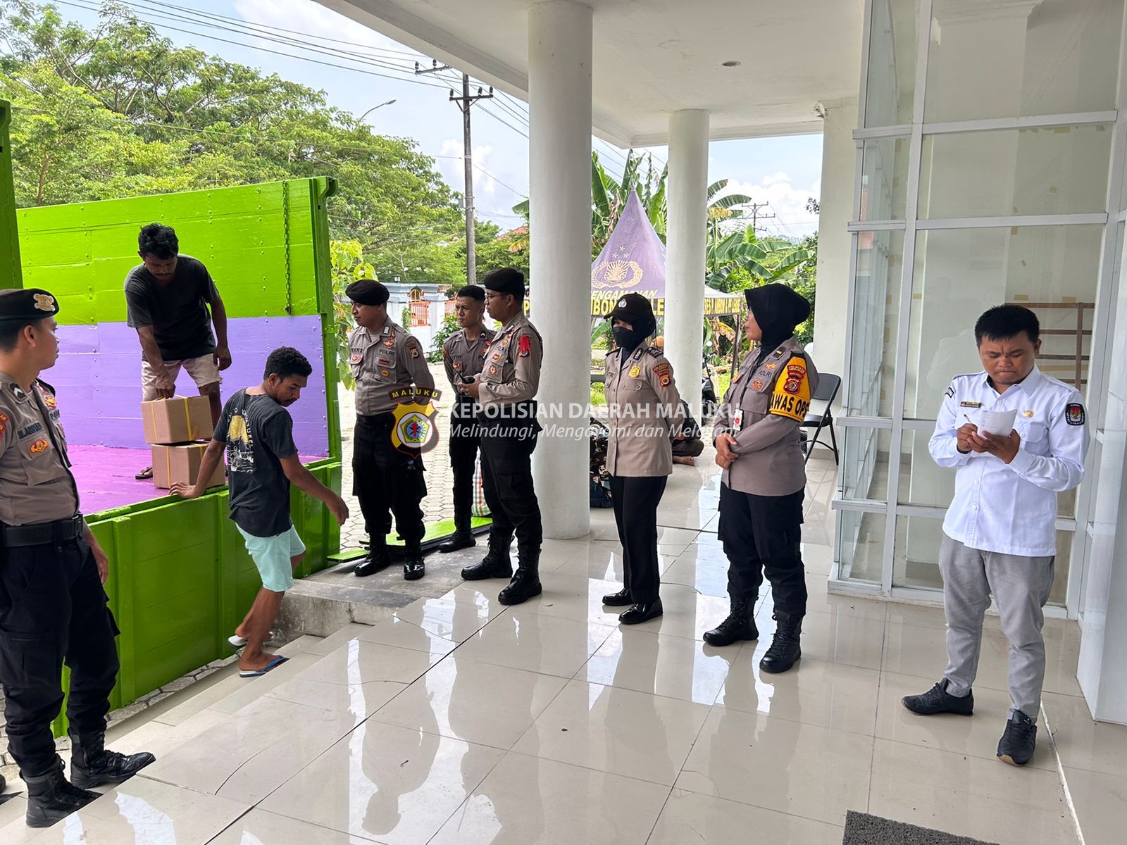 Satgas OMB Polda Maluku Amankan Pemindahan Logistik Pemilu oleh KPU Kota Ambon