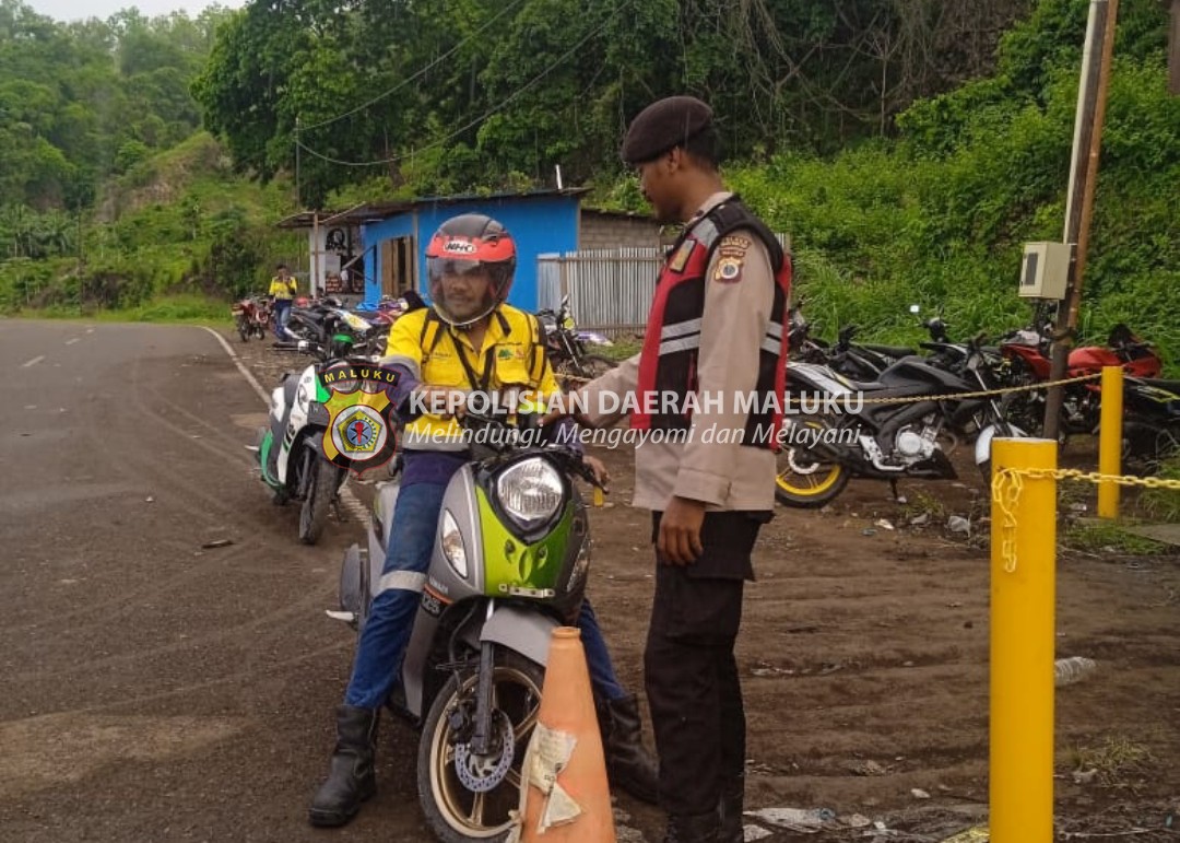 Personel Polsek Wetar Gatur Jalan Pada Areal Perusahaan, Utamakan Kelancaran Arus Lalin Demi Rasa Aman Bagi Pengguna Jalan