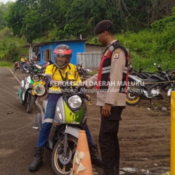 Personel Polsek Wetar Gatur Jalan Pada Areal Perusahaan, Utamakan Kelancaran Arus Lalin Demi Rasa Aman Bagi Pengguna Jalan