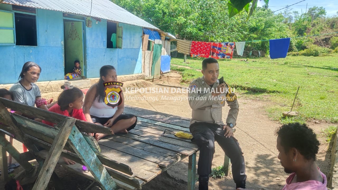 Bhabinkamtibmas Negeri Hatu Berikan Himbauan Kamtibmas, Ajak Warga Jaga Keamanan Bersama