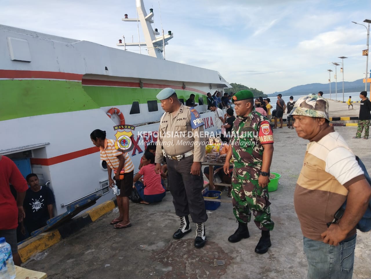 Personil gabungan Polsek Saparua dan Koramil 1504-03/Saparua Lakukan pengamanan di Pelabuhan Kapal Cepat