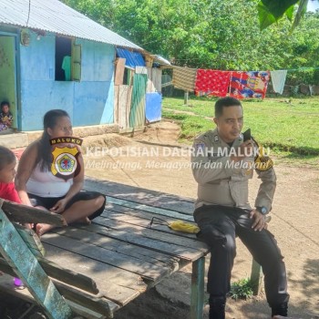 Bhabinkamtibmas Negeri Hatu Berikan Himbauan Kamtibmas, Ajak Warga Jaga Keamanan Bersama