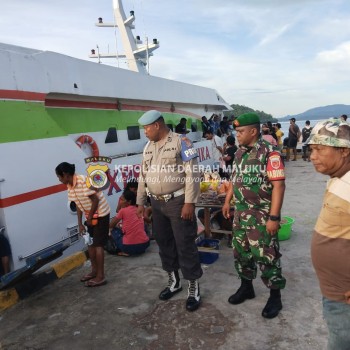 Personil gabungan Polsek Saparua dan Koramil 1504-03/Saparua Lakukan pengamanan di Pelabuhan Kapal Cepat