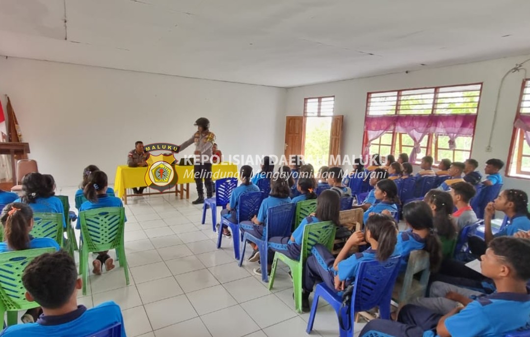 Polsek Wetar Sosialisasikan Keselamatan Lalu Lintas Kepada Warga Sekolah Demi Terciptanya Disiplin Berlalu Lintas