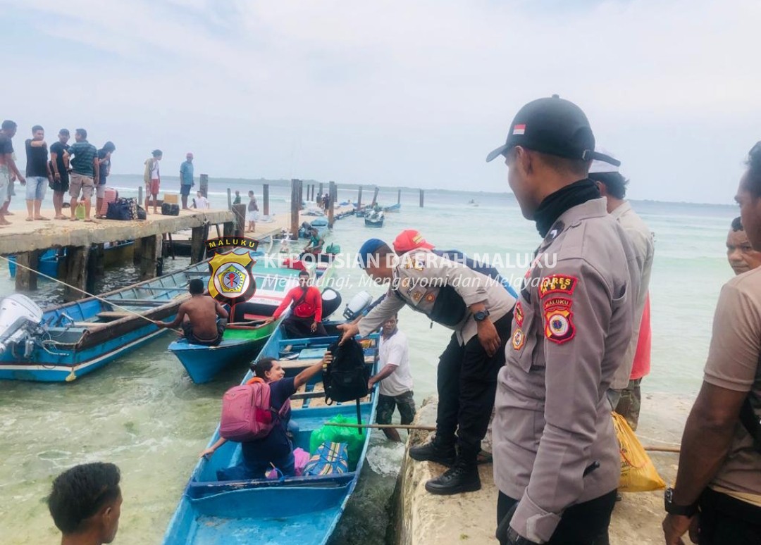 Satuan Polairud Polres MBD Amankan dan Awasi Aktifitas Penumpang di Dermaga Penyeberangan Fery Tiakur