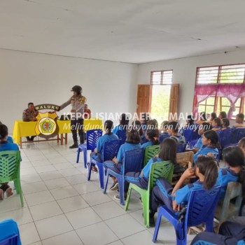 Polsek Wetar Sosialisasikan Keselamatan Lalu Lintas Kepada Warga Sekolah Demi Terciptanya Disiplin Berlalu Lintas