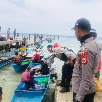 Satuan Polairud Polres MBD Amankan dan Awasi Aktifitas Penumpang di Dermaga Penyeberangan Fery Tiakur