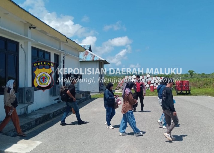 Polres MBD Lakukan Pengamanan dan Pengawasan Aktifitas Penumpang di Bandara Yos Orno Imsula