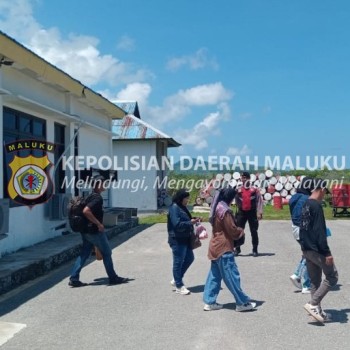 Polres MBD Lakukan Pengamanan dan Pengawasan Aktifitas Penumpang di Bandara Yos Orno Imsula