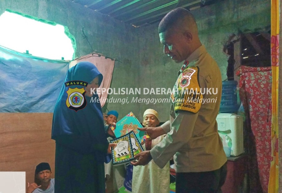 Sambangi Anak-anak Pengajian, Bhabinkamtibmas Tihu Berikan Bantuan Sosial