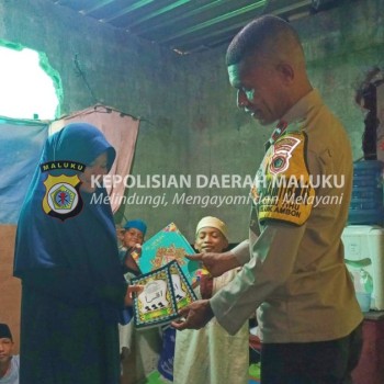 Sambangi Anak-anak Pengajian, Bhabinkamtibmas Tihu Berikan Bantuan Sosial