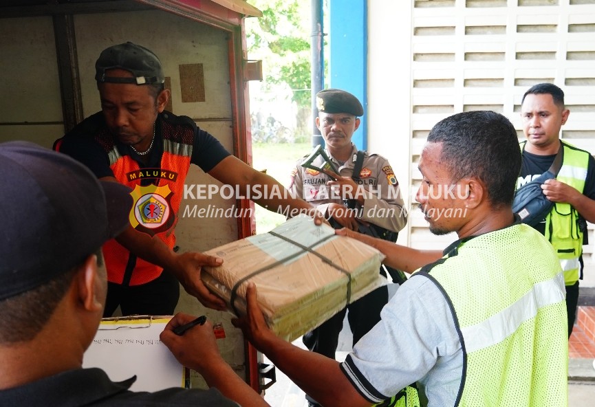 Personel OMB Polda Maluku Amankan Pendistribusian Surat suara Pemilu Milik KPU MBD di Bandara Pattimura Ambon