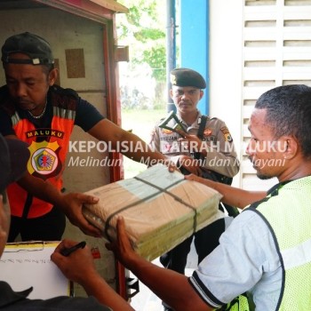 Personel OMB Polda Maluku Amankan Pendistribusian Surat suara Pemilu Milik KPU MBD di Bandara Pattimura Ambon