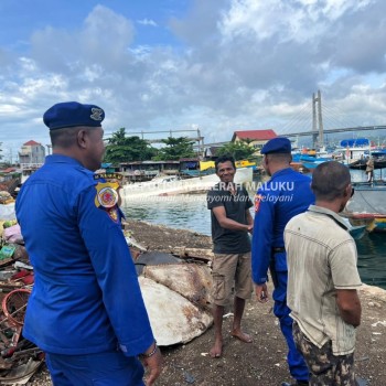 Ajak Jaga Kamtibmas, Personel Polairud Polda Maluku Sambangi Warga Pesisir Kota Ambon