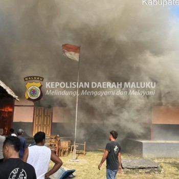 SD Negeri 318 Malteng di Saparua Dilalap Api