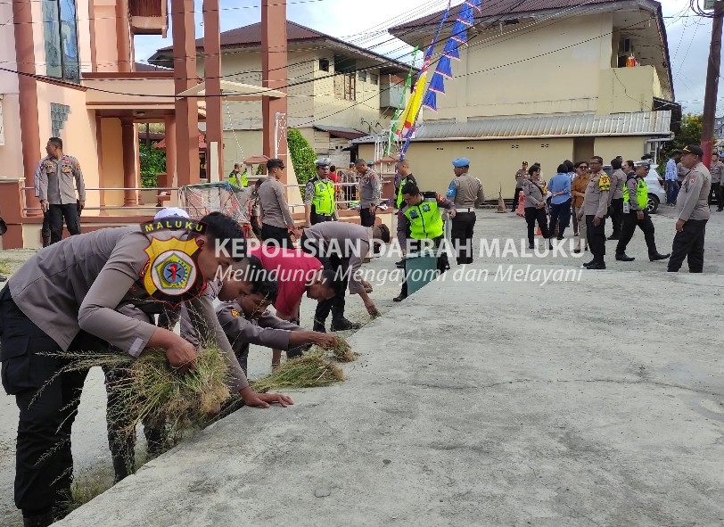 Ciptakan Lingkungan Bersih, Polresta Ambon Gelar Kerja Bakti