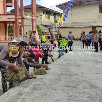 Ciptakan Lingkungan Bersih, Polresta Ambon Gelar Kerja Bakti