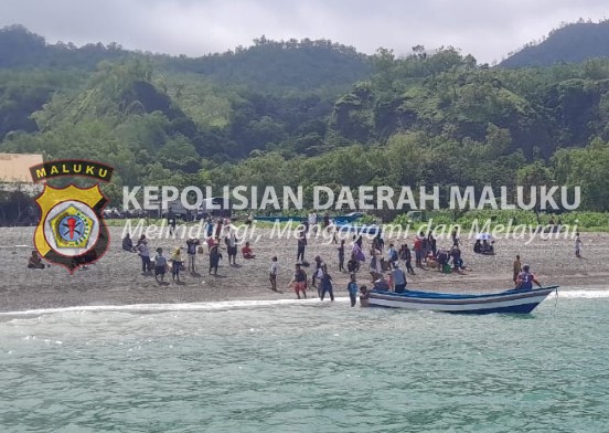 Polsek Wetar Melayani Aktifitas Warga Dengan Jasa Transportasi Laut ke Kapal