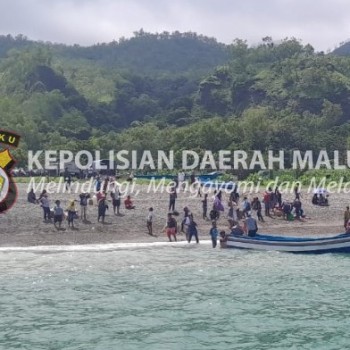 Polsek Wetar Melayani Aktifitas Warga Dengan Jasa Transportasi Laut ke Kapal