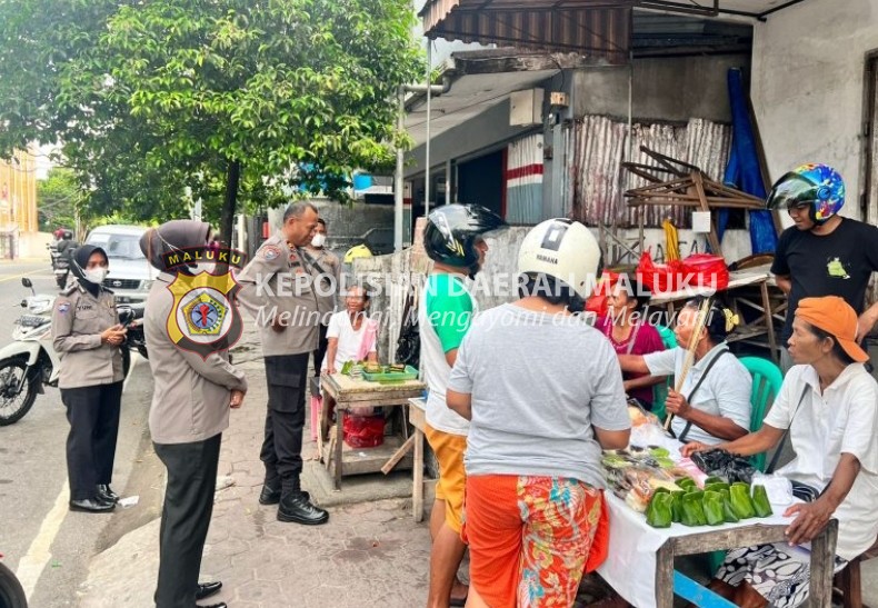 Sapa Ibu-ibu PKL di Ambon, Satgas Preemtif Polda Maluku Sosialisasi Kamtibmas