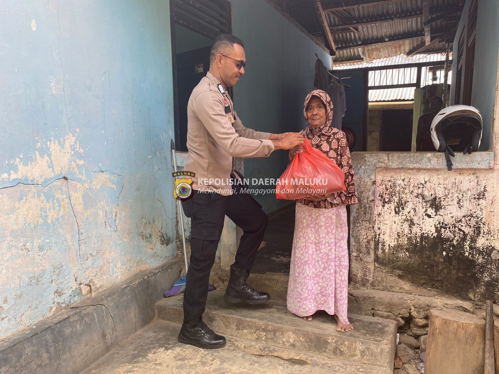 Berbagi Kasih, Bripka Eduas Sambangi Wanita Paruh Baya di SBT.