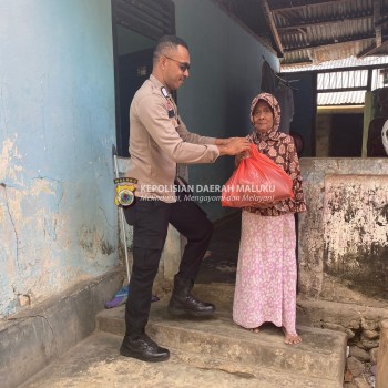 Berbagi Kasih, Bripka Eduas Sambangi Wanita Paruh Baya di SBT.