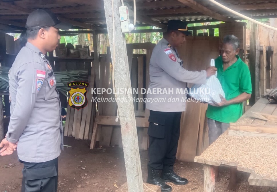 Sat Binmas Polres MBD Gandeng Bhabinkamtibmas Salurkan Bantuan Sosial Kepada Para Lansia