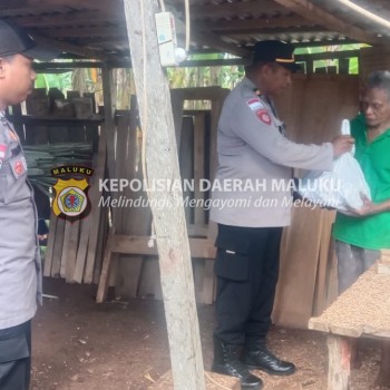 Sat Binmas Polres MBD Gandeng Bhabinkamtibmas Salurkan Bantuan Sosial Kepada Para Lansia