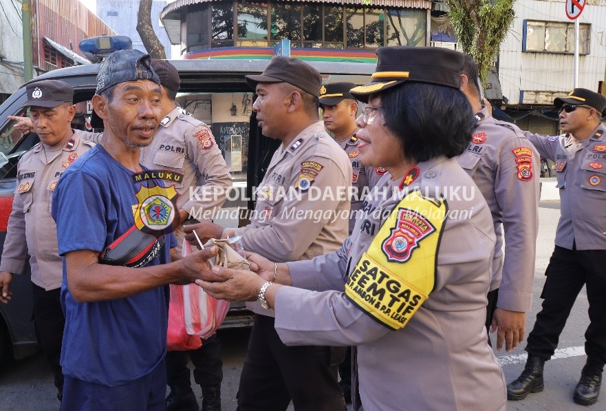 Beri Sarapan ke Masyarakat, Polresta Ambon Gelar Jumat Berkah