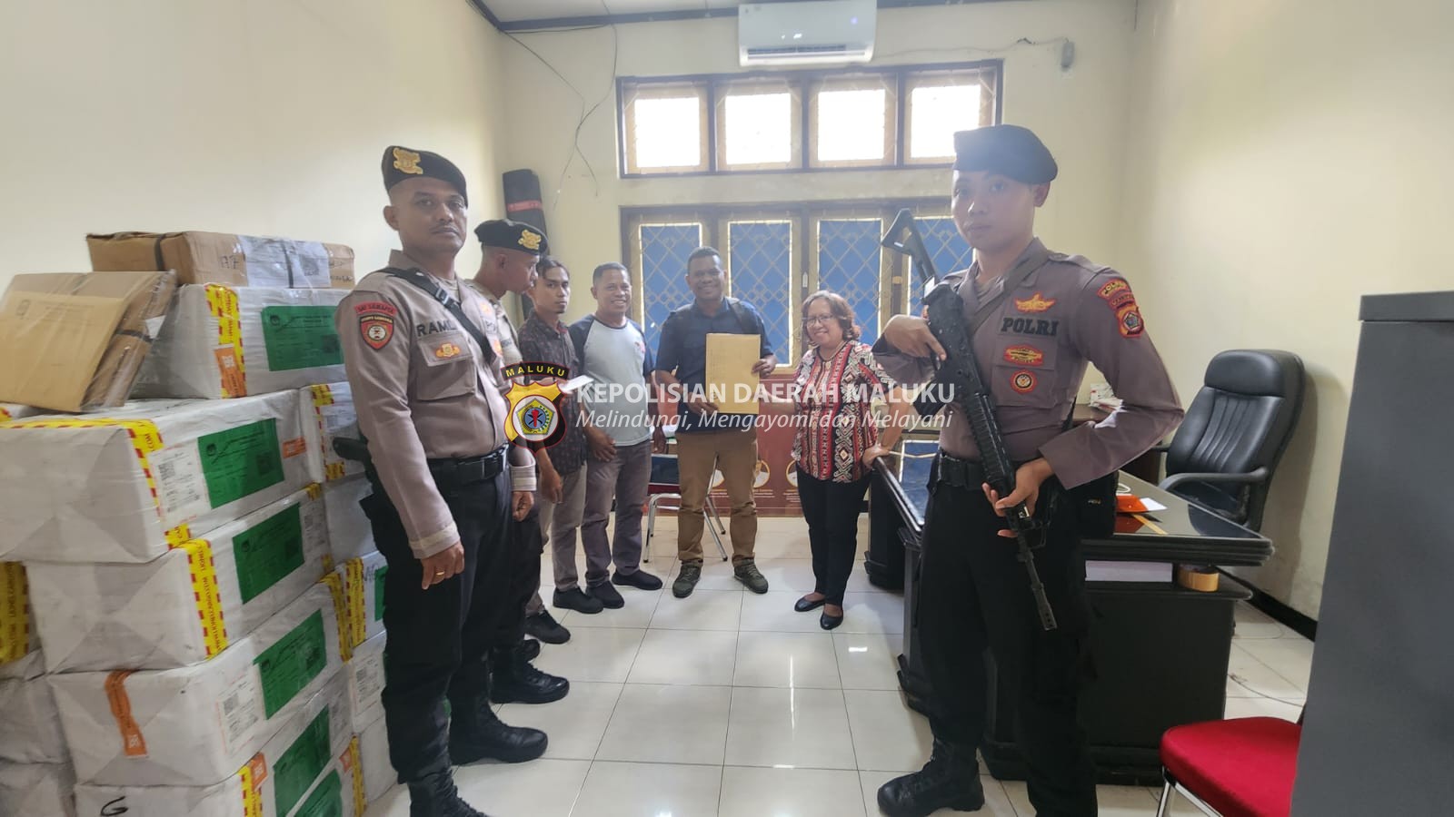 Polda Maluku Kawal Distribusi Surat Suara Tambahan ke Bursel dengan Kapal