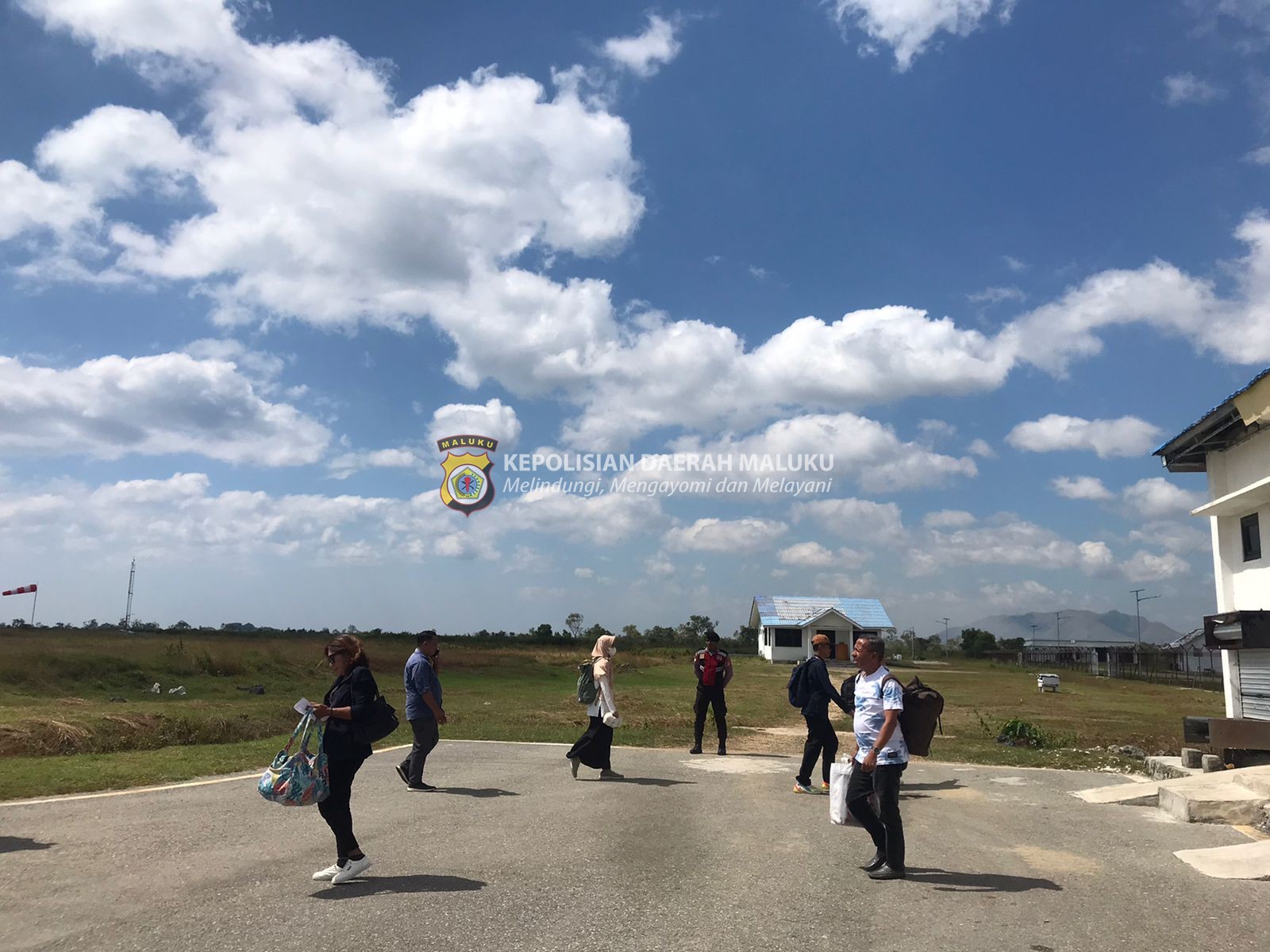 Polres MBD Lakukan Pemantauan Aktifitas Penumpang Dalam Kegiatan Penerbangan di Bandara Moa